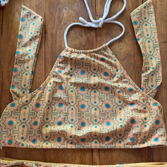 Bikini - Picture 2 of 3